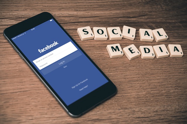 sociální média facebook smartphone
