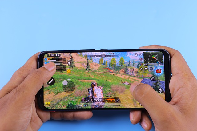 mobil slouží i k hraní her